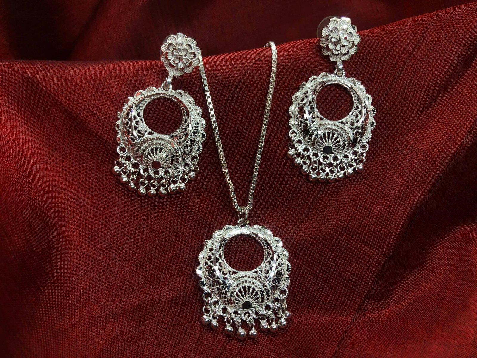 Ahona Pendant Earring Set
