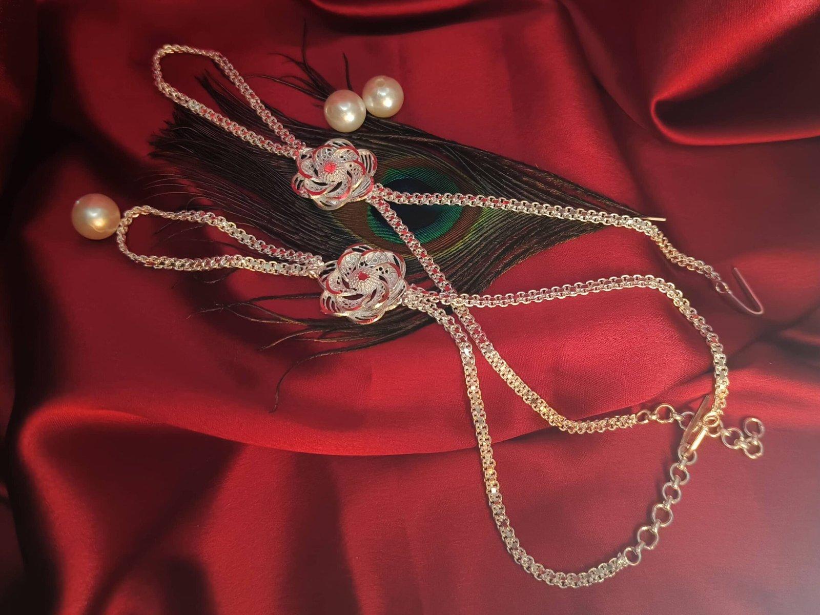 Amelia Ratan Chur / Bracelet with finger ring