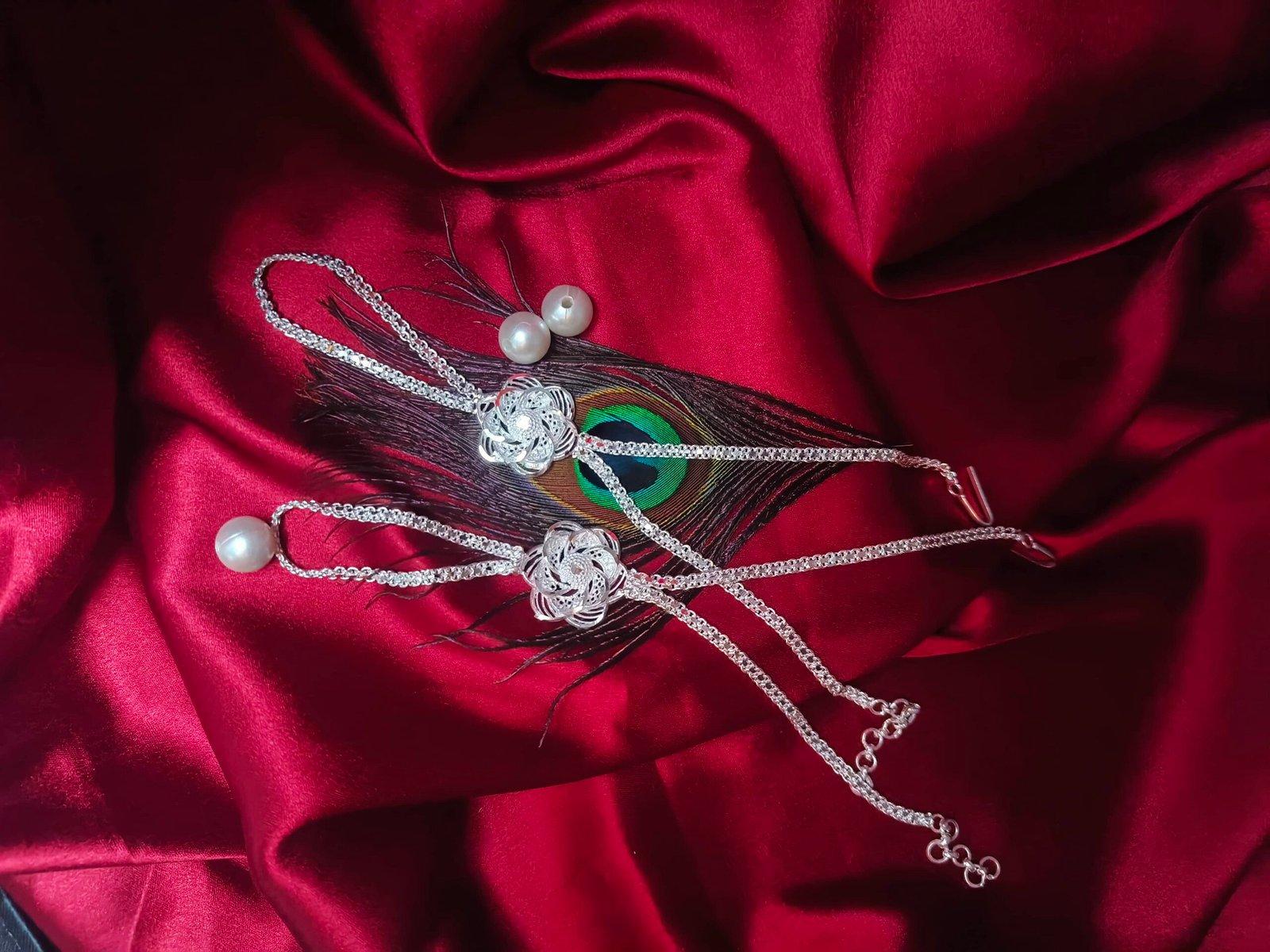 Amelia Ratan Chur / Bracelet with finger ring view 3