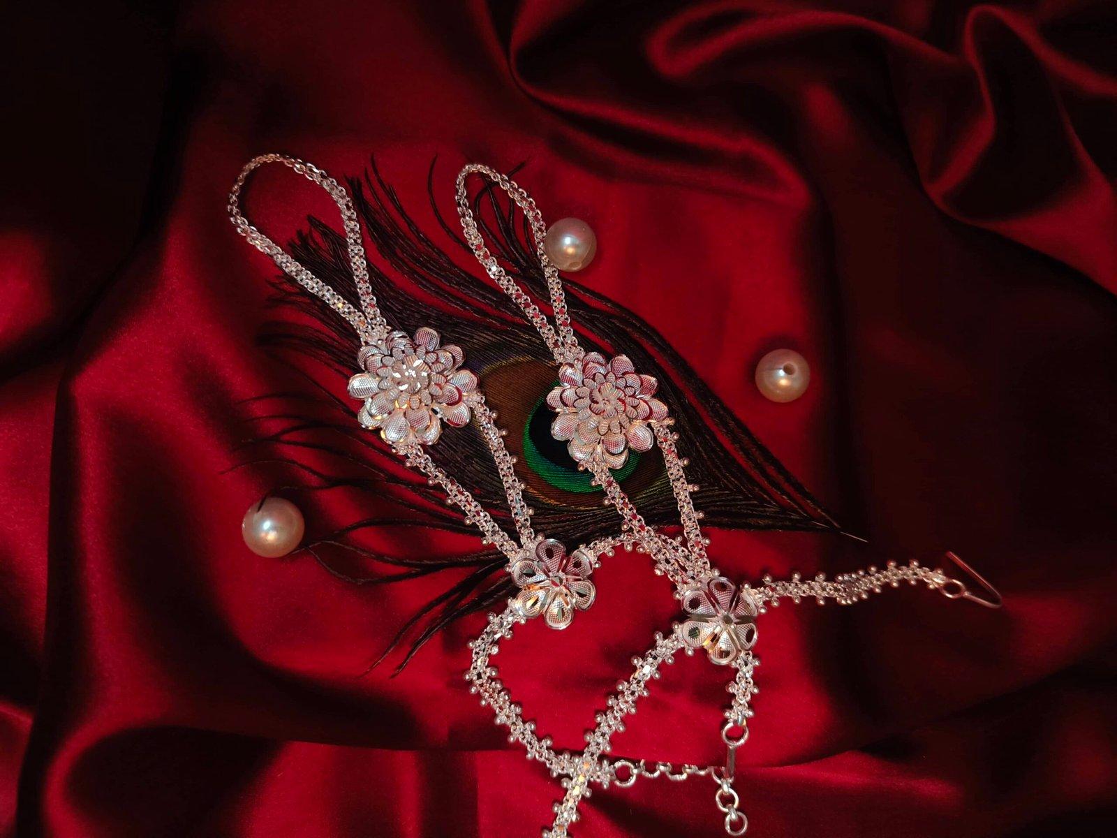 Anuradha Ratan Chur / Bracelet with finger ring