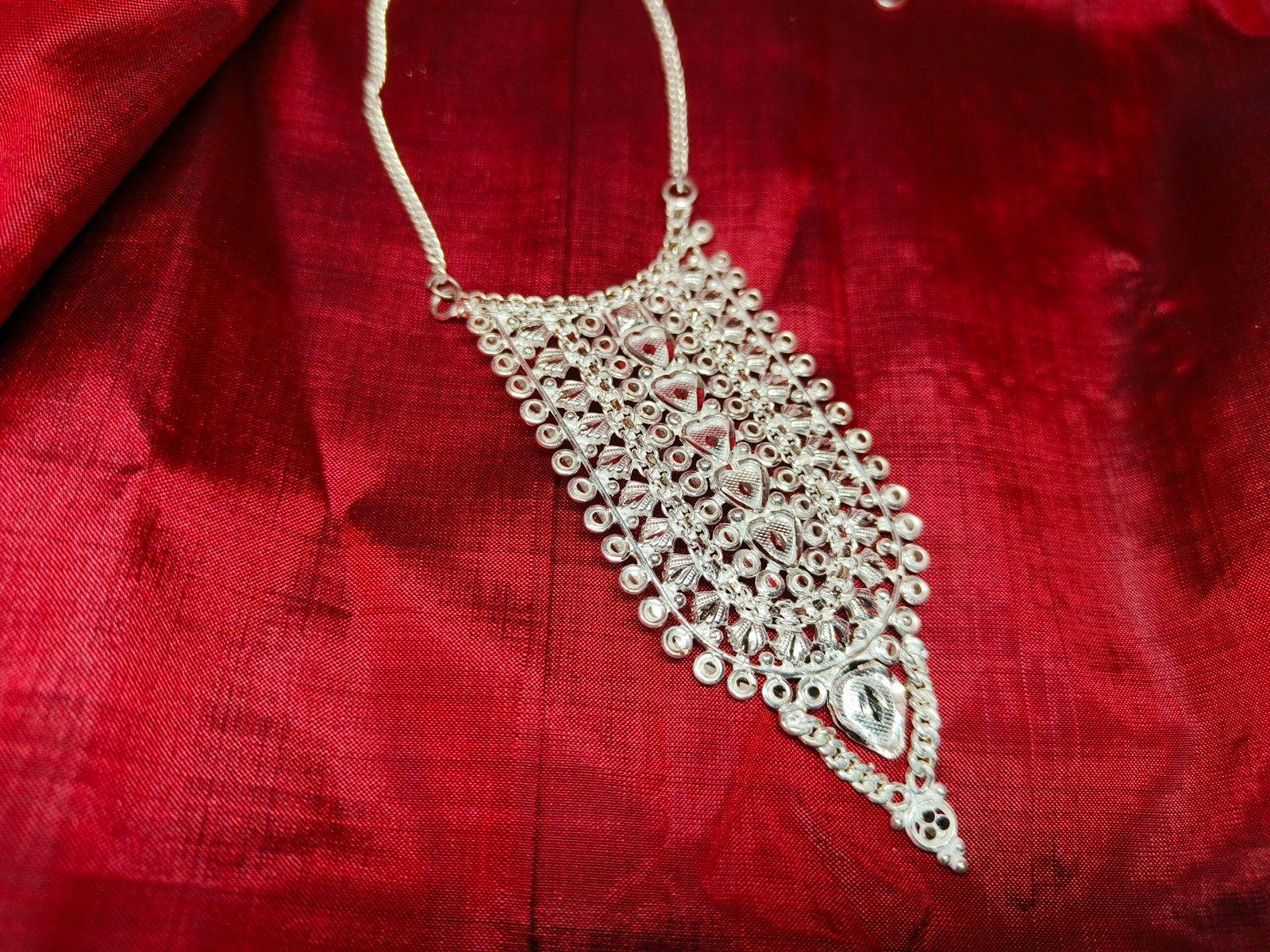 Drop Necklace Queen view 3