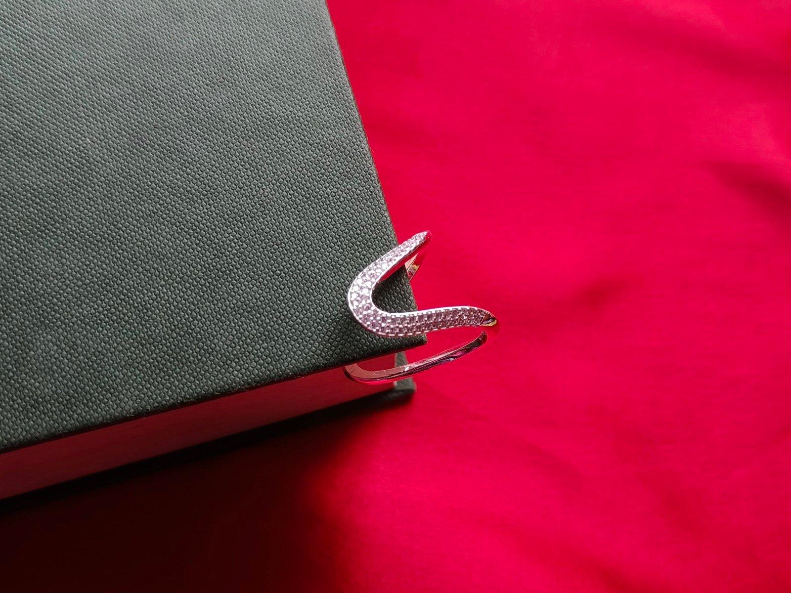 Ellie V Shape Finger Ring view 3