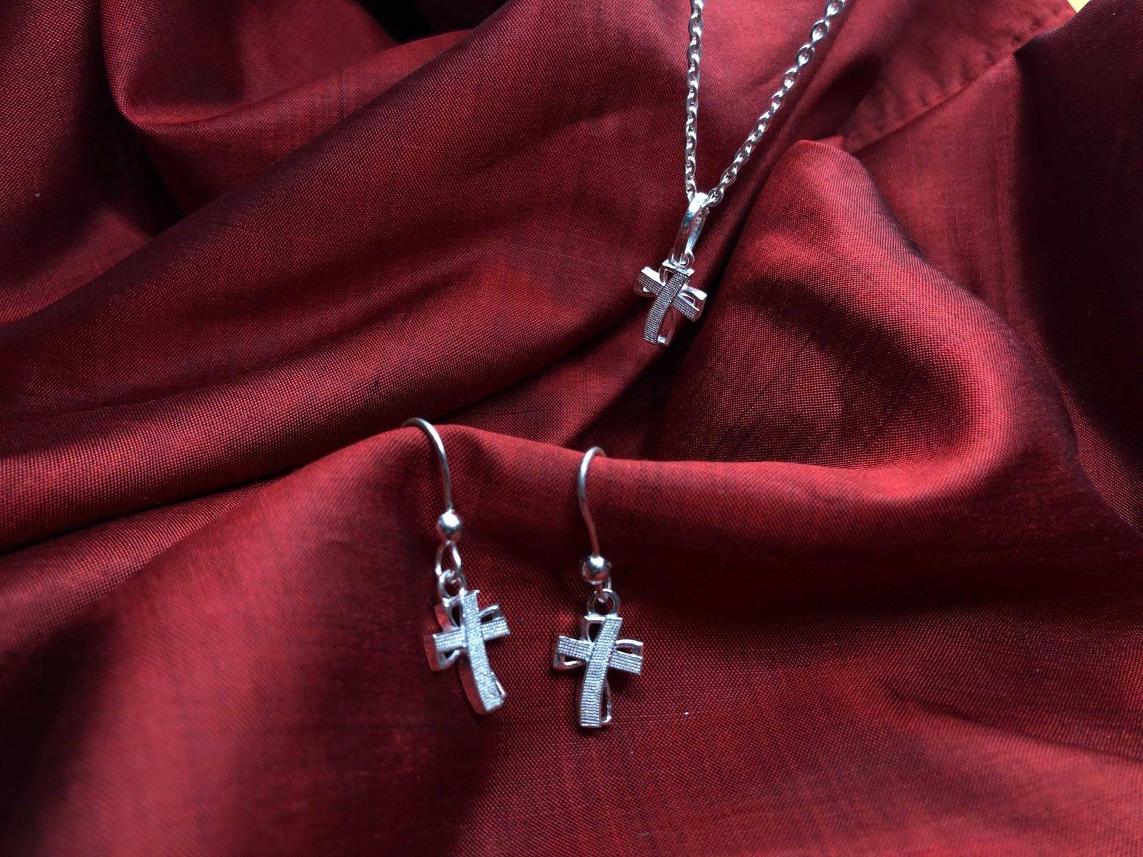 Gahenaz Silver Cross Pendant with Earring Set view 2