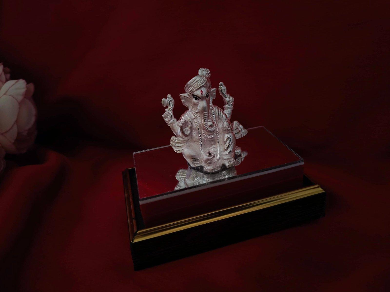 Ganesh / Ganapati / Siddhivinayak with Pagri