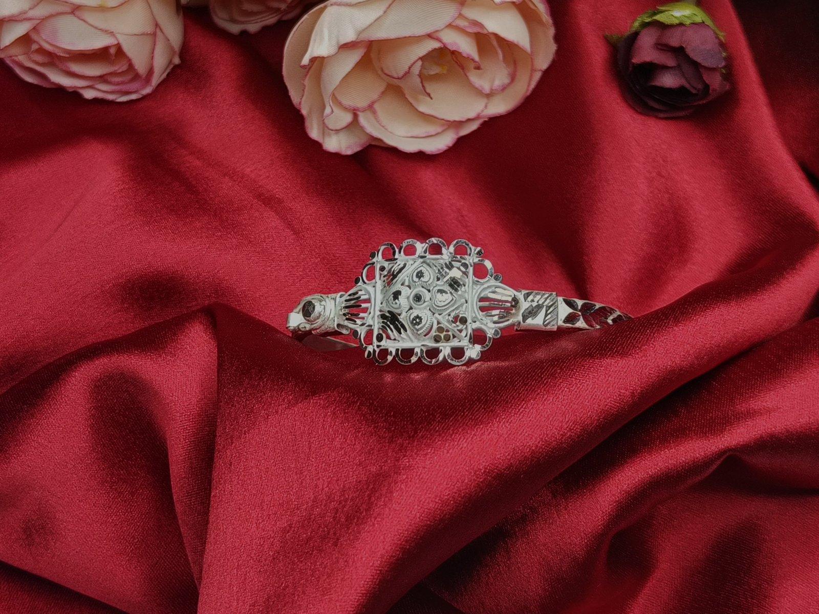 Maitrayee Box Noa / Loha 2.4