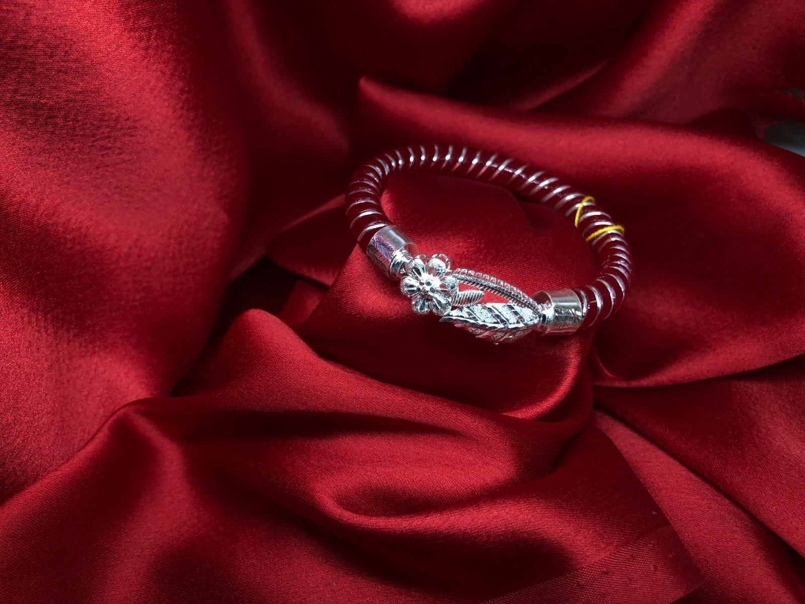 MonMohini Silver Pola/Pola Badhano Red 2.3