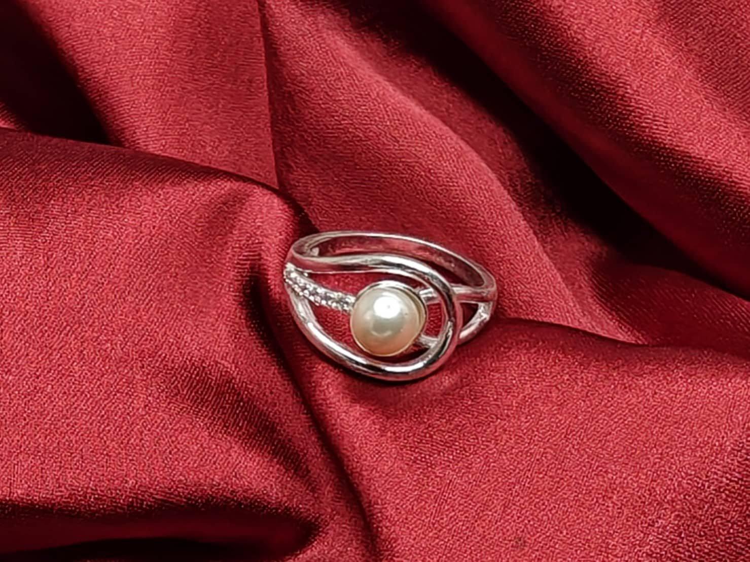 Pearl Finger Ring Poppy