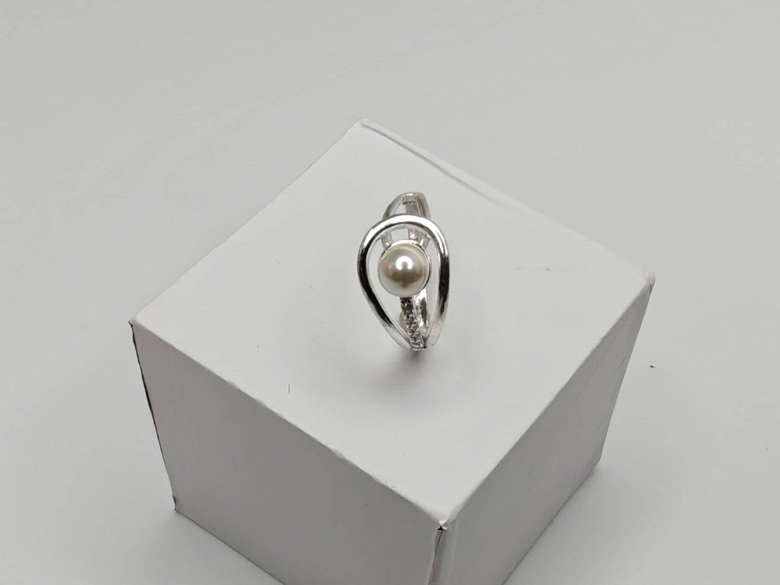 Pearl Finger Ring Poppy view 2