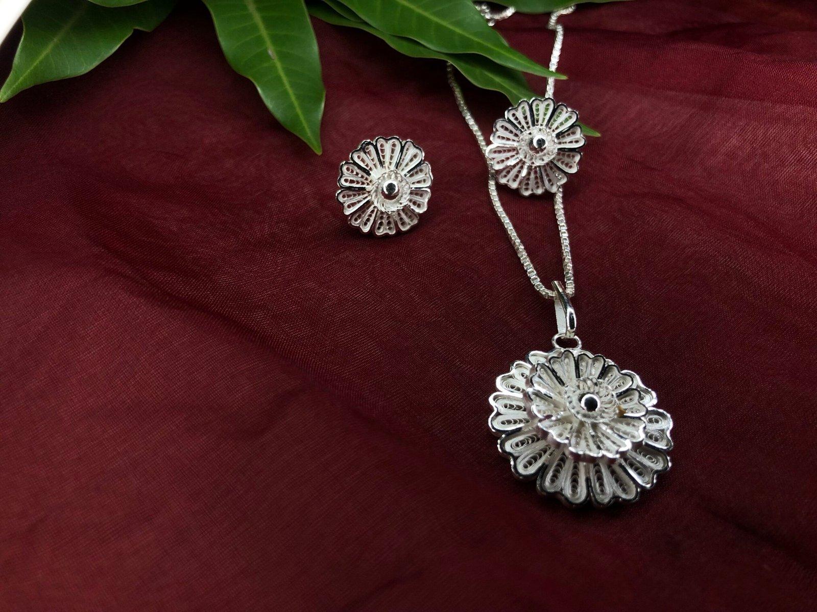 Raadhi Filigree Pendant Earring set
