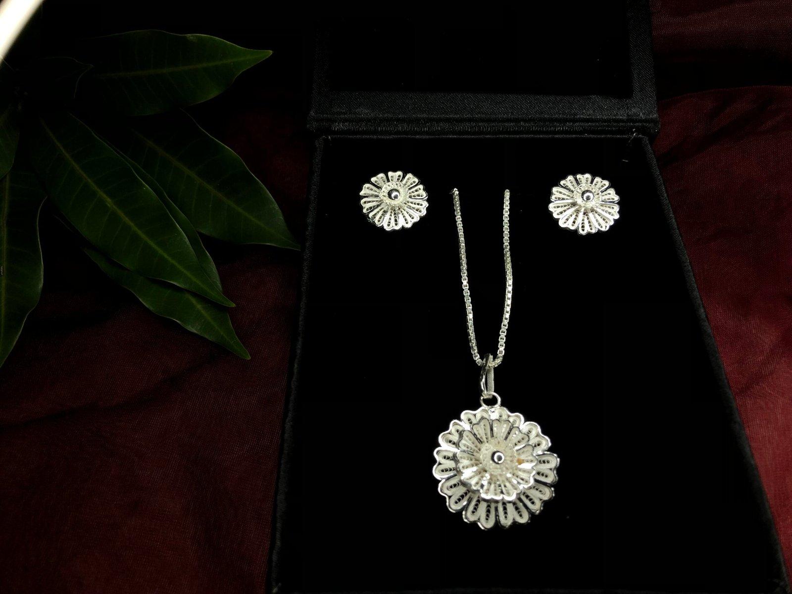 Raadhi Filigree Pendant Earring set view 2