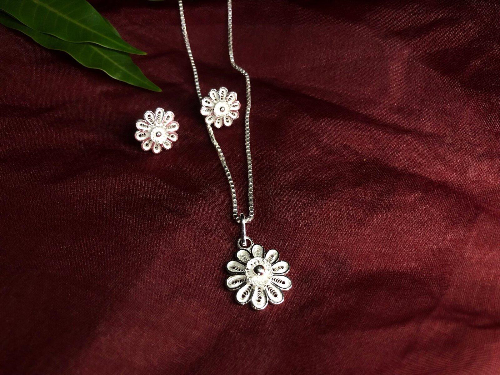 Saagnika Filigree Pendant Earring set