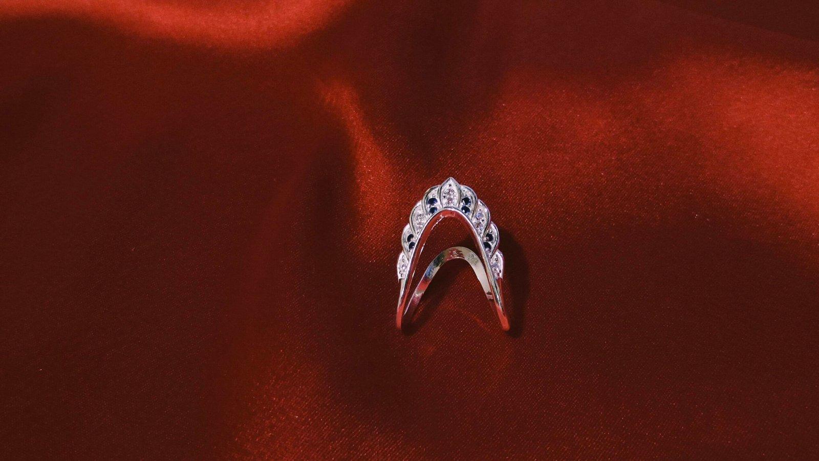 V Shape Daisy Finger Ring view 4