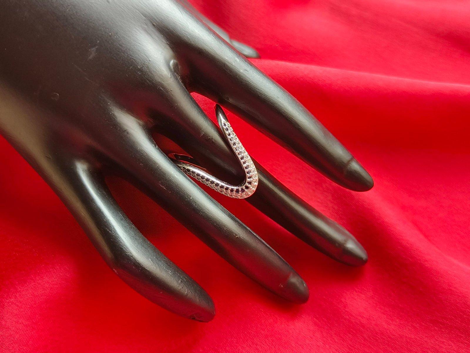 V Shape Lucy Finger Ring view 2