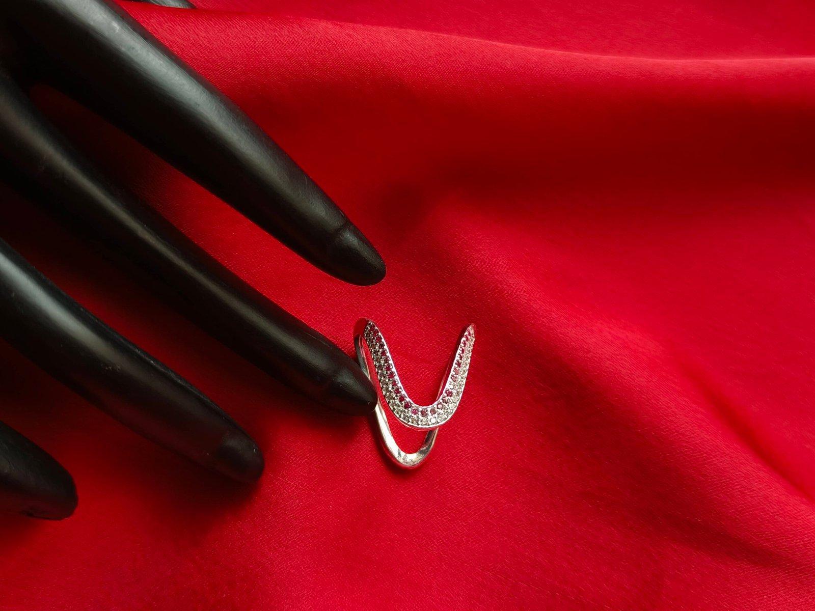 V Shape Rosie Finger Ring view 2